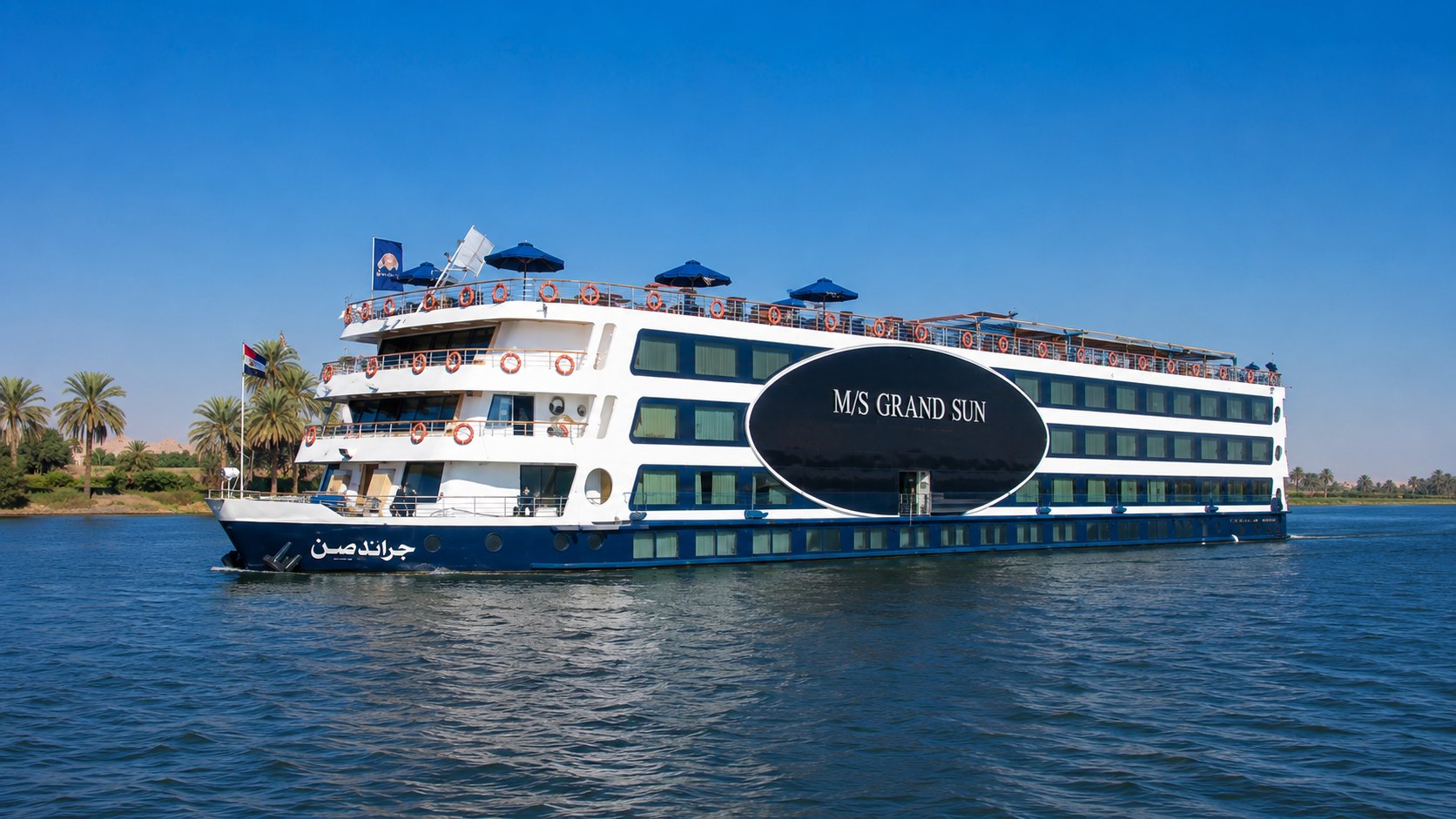 Embarcação M/S Grand Sun navegando pelo Rio Nilo